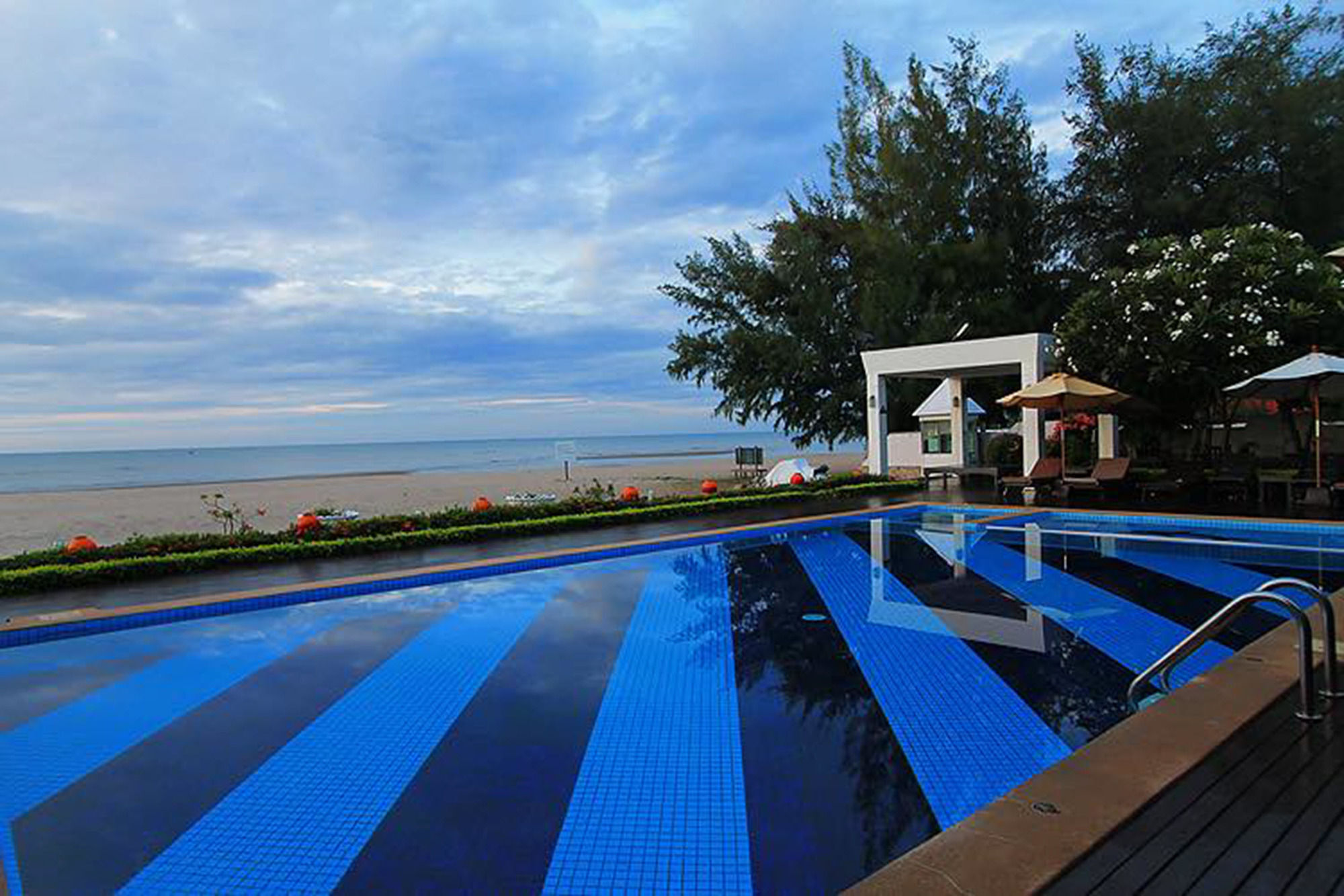 Chez Nous Boutique Resort Haad Chao Samran Bagian luar foto
